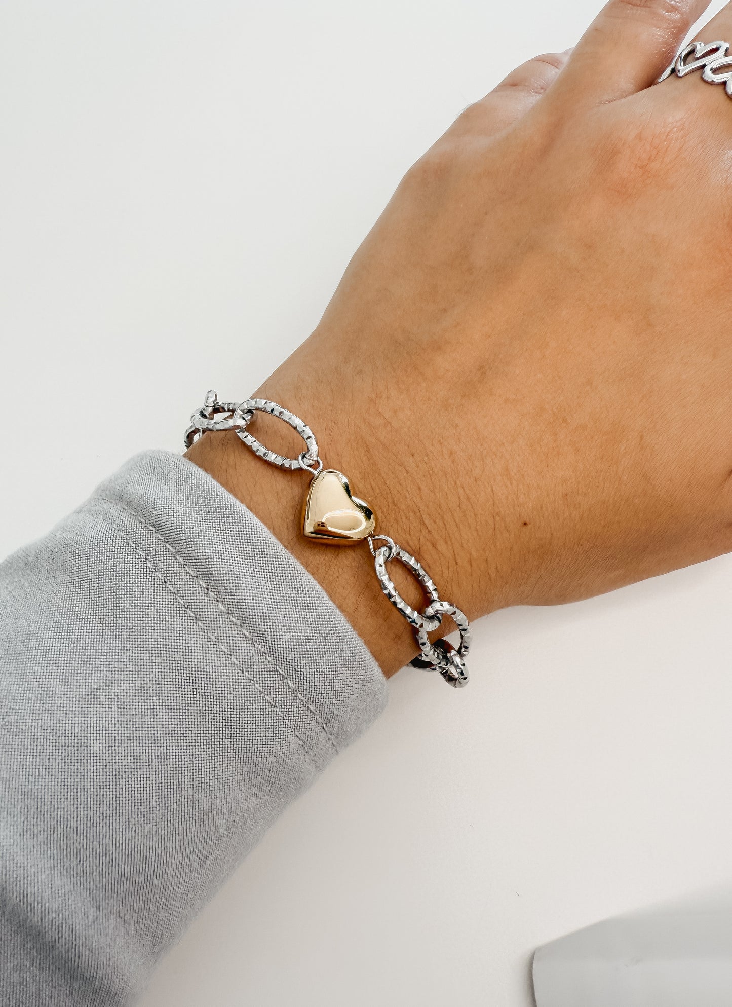 Pulsera dos tonos de eslabones con un corazón