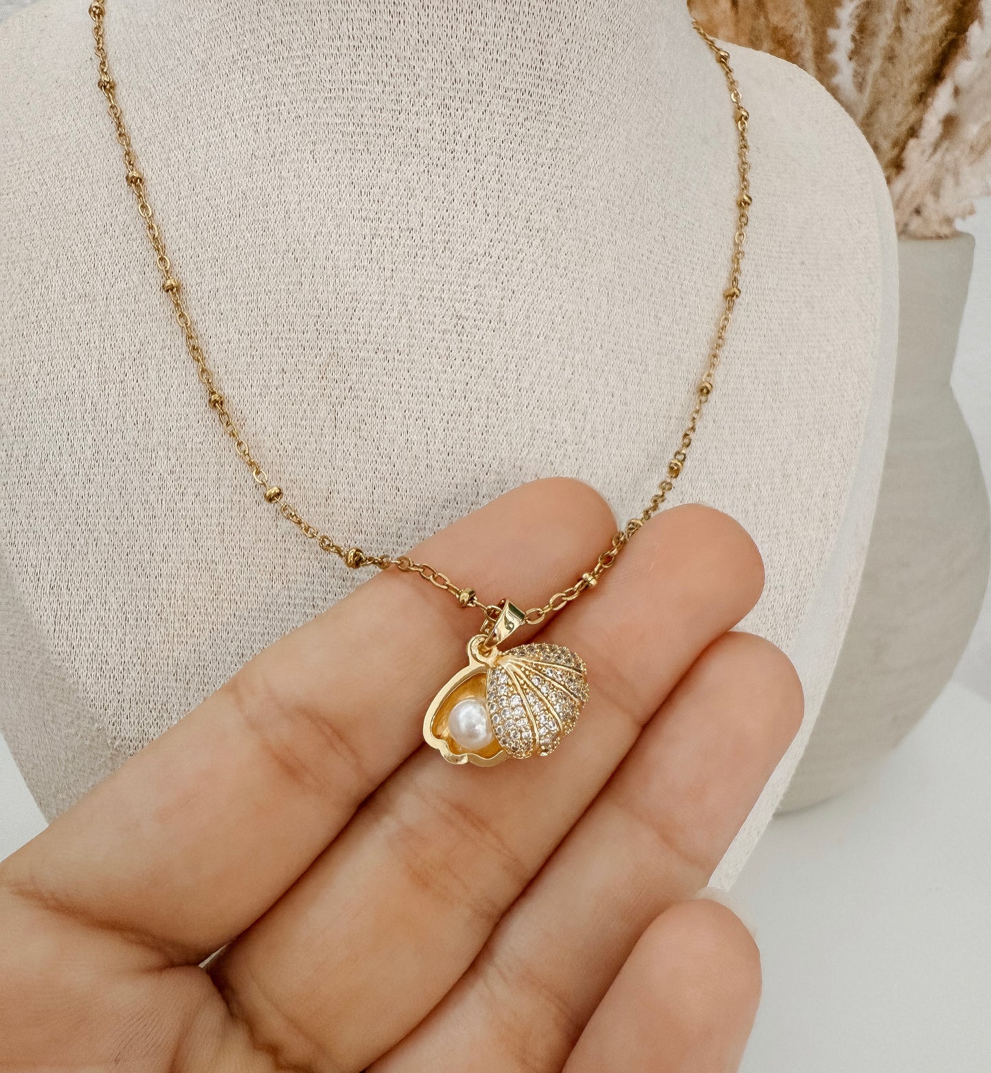 Collar oro con concha de mar