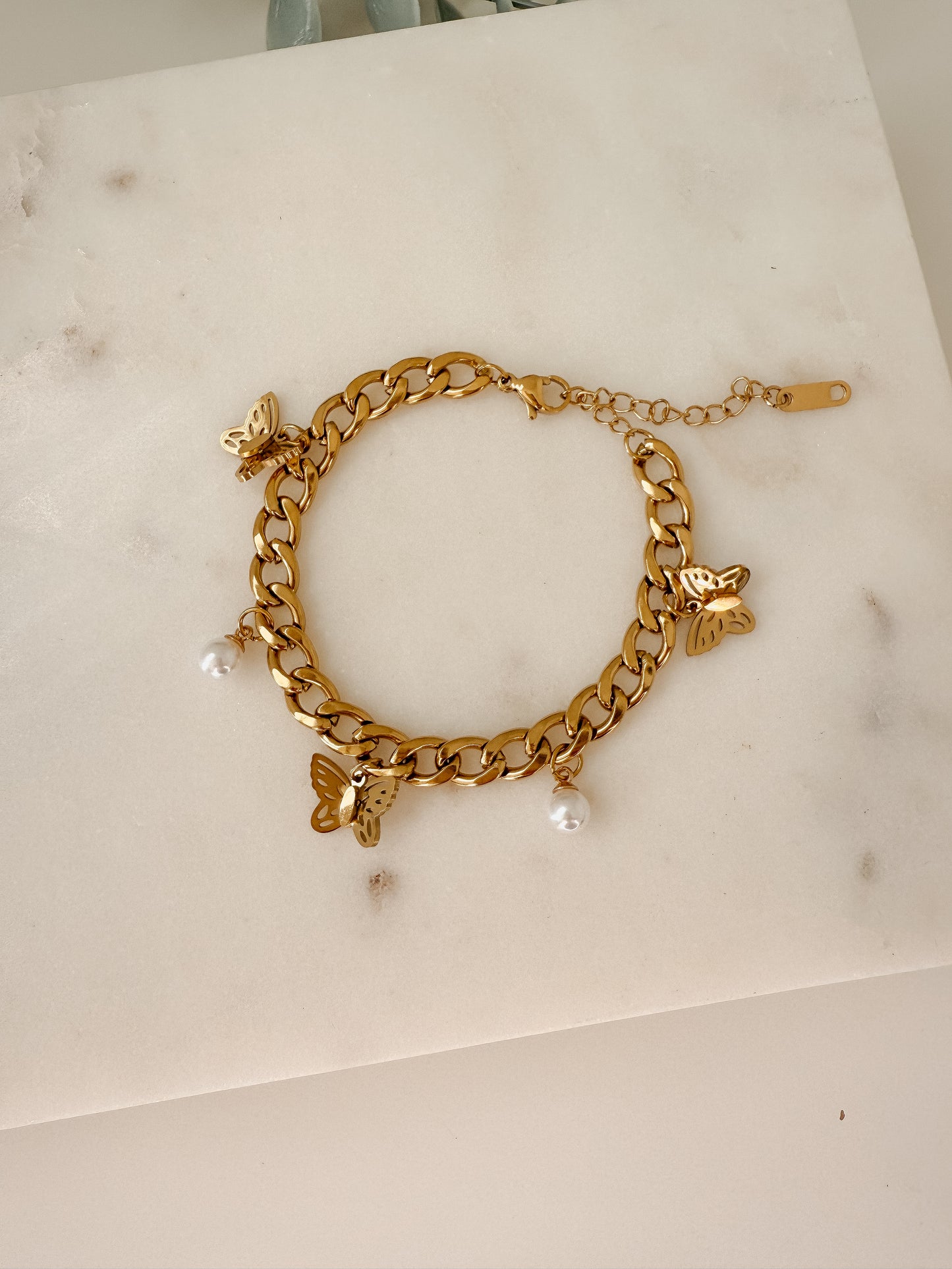 pulsera cubana con charms de mariposa y perlas