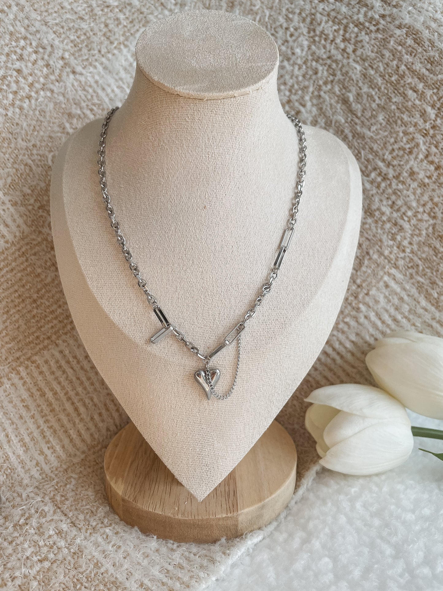 Collar de eslabones y corazón