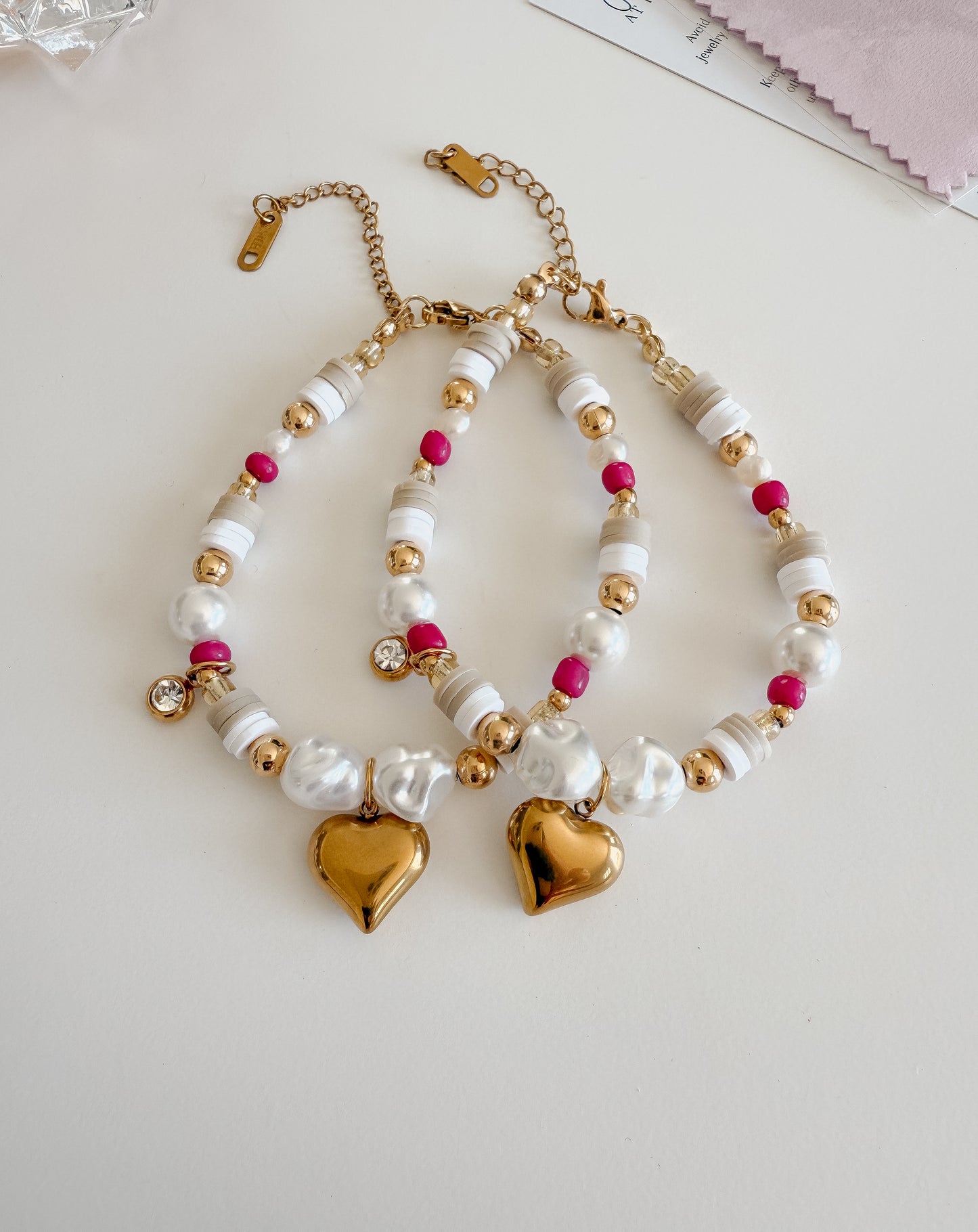 Pulsera ajustable de acero inoxidable combinado con perlas de agua dulce. Perfecto para regalar a ella.