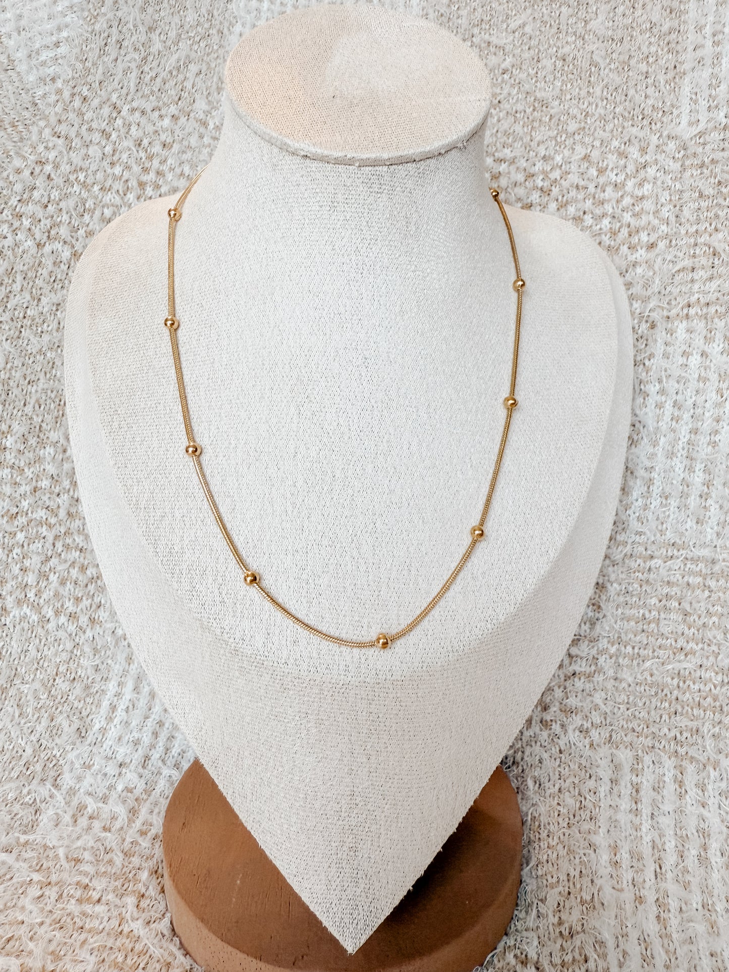 Collar de cadena y bolitas