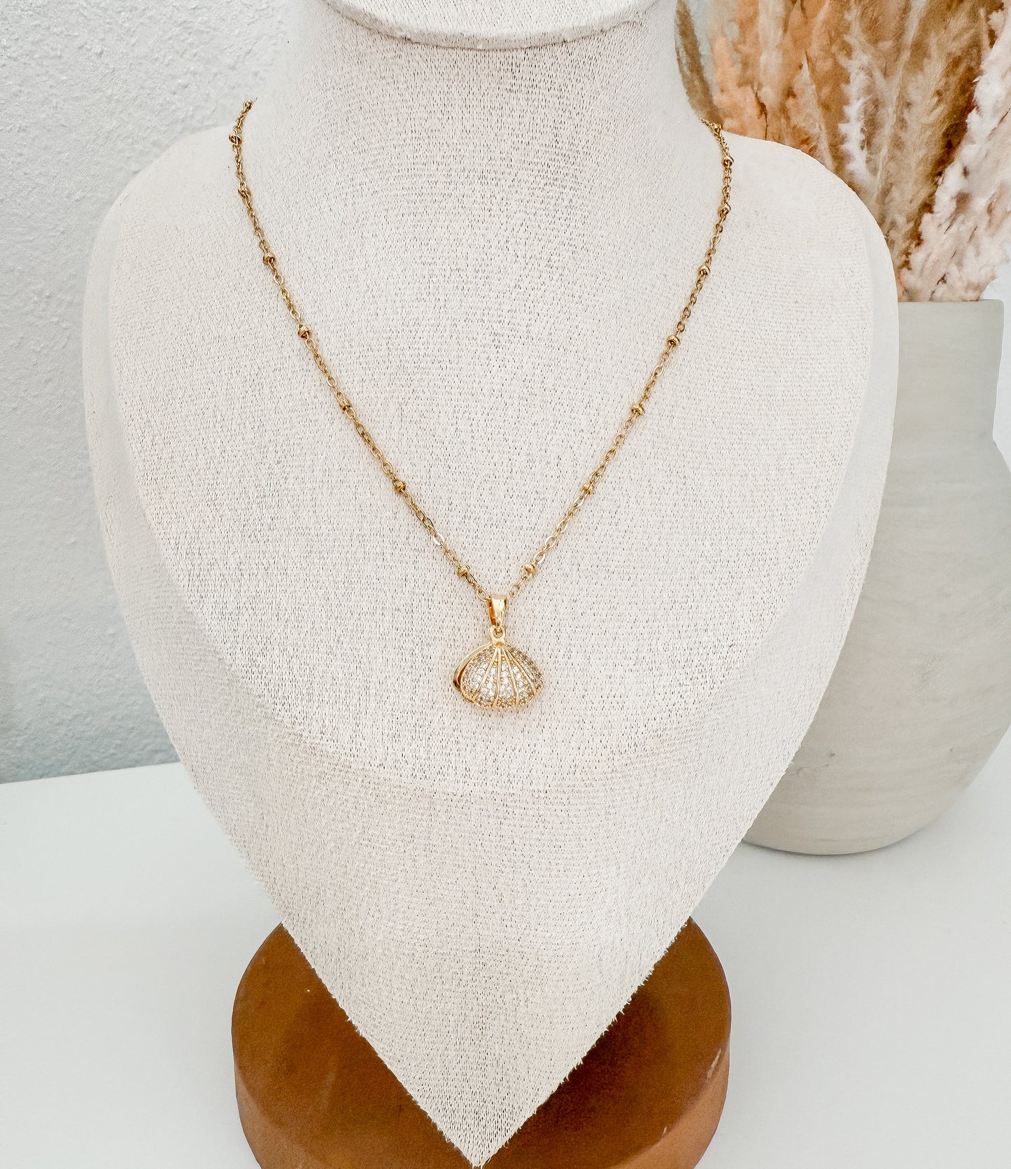 Collar oro con concha de mar