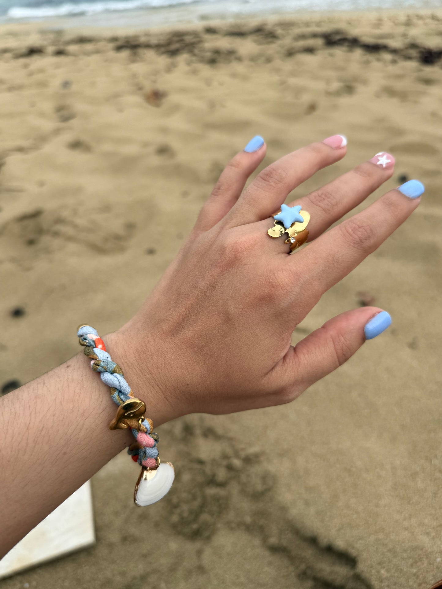 Pulsera de tela entrelazada con charms
