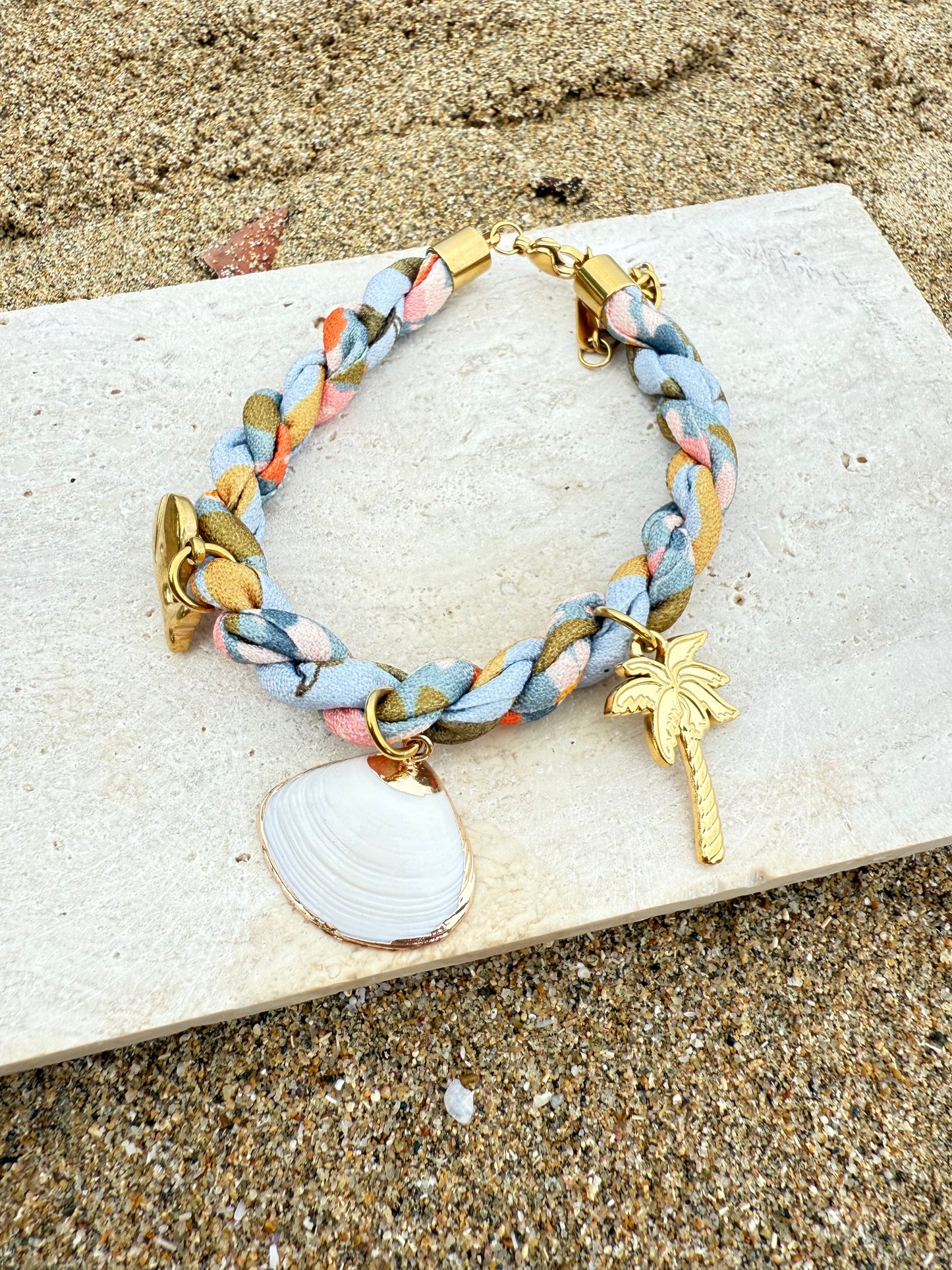 Pulsera de tela entrelazada con charms