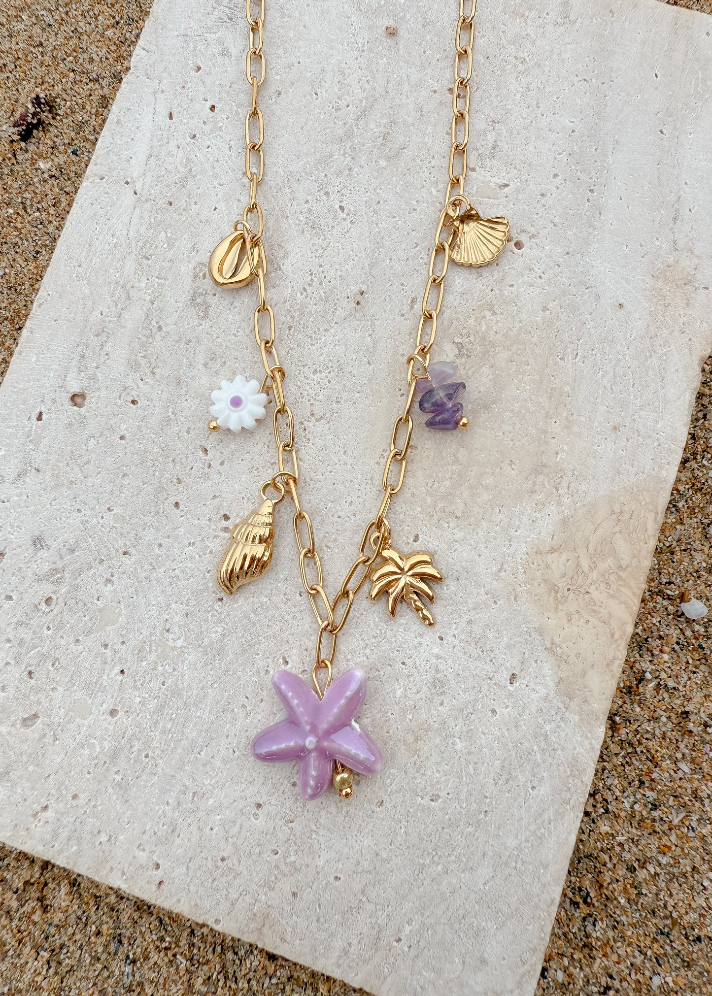 Collar de clips con charms violetas