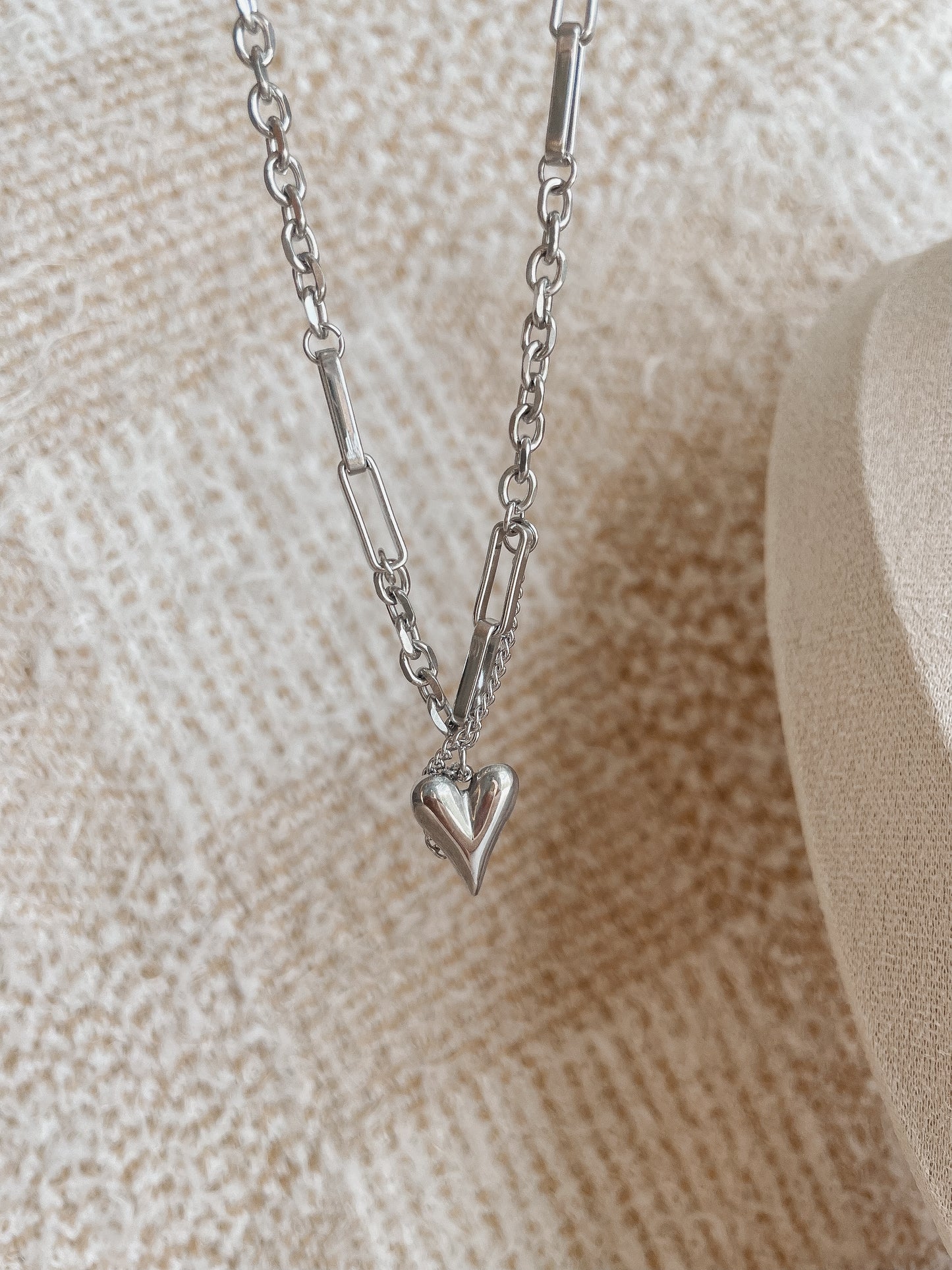 Collar de eslabones y corazón