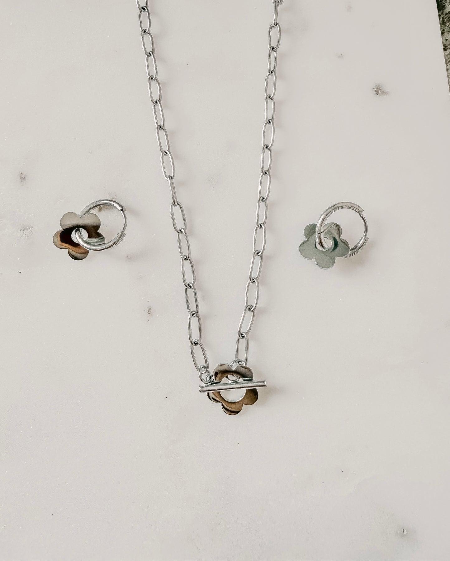 Set de Hoops y Collar con Flor