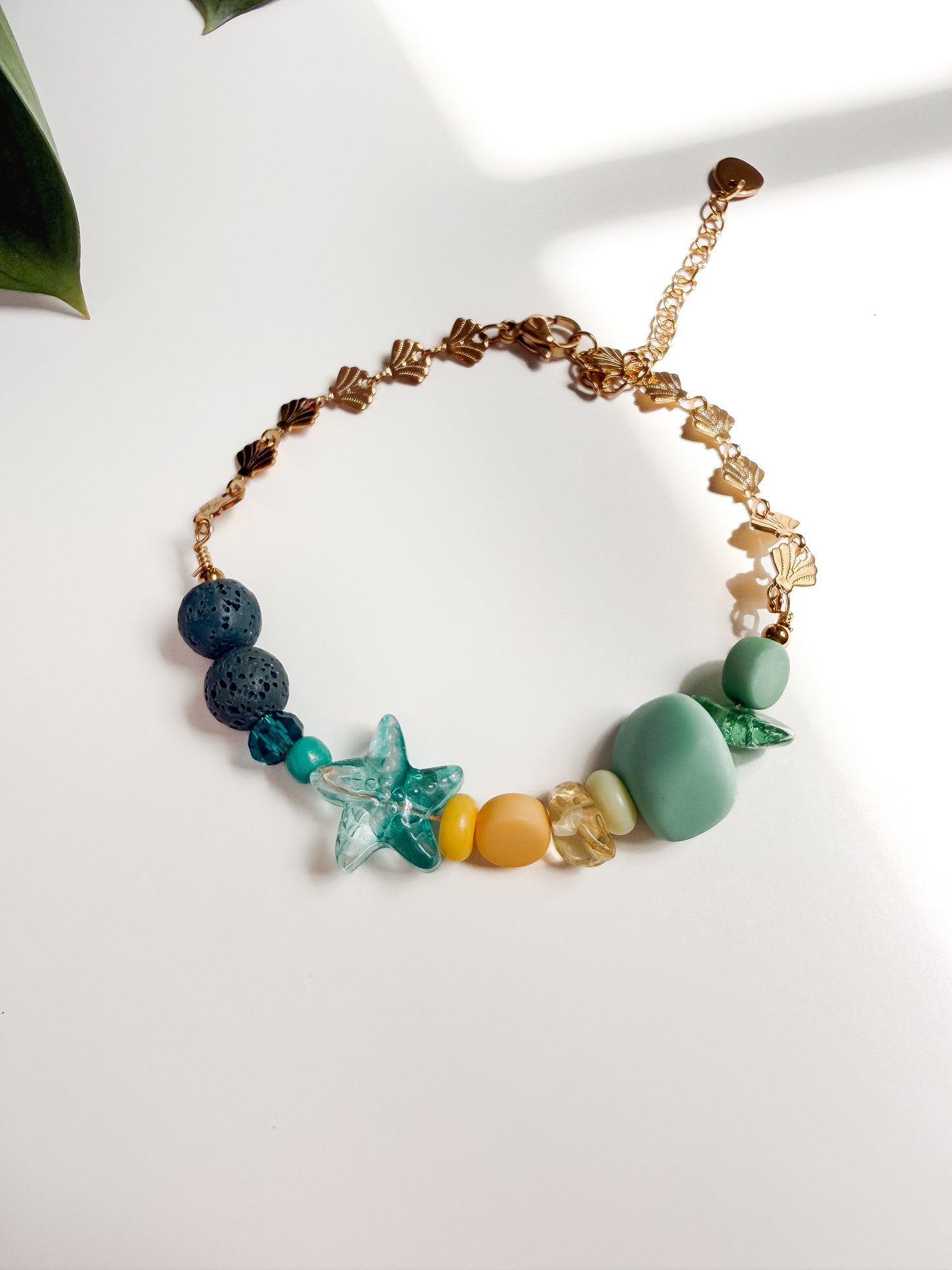 Pulsera de cuentas coloridas con conchitas de mar