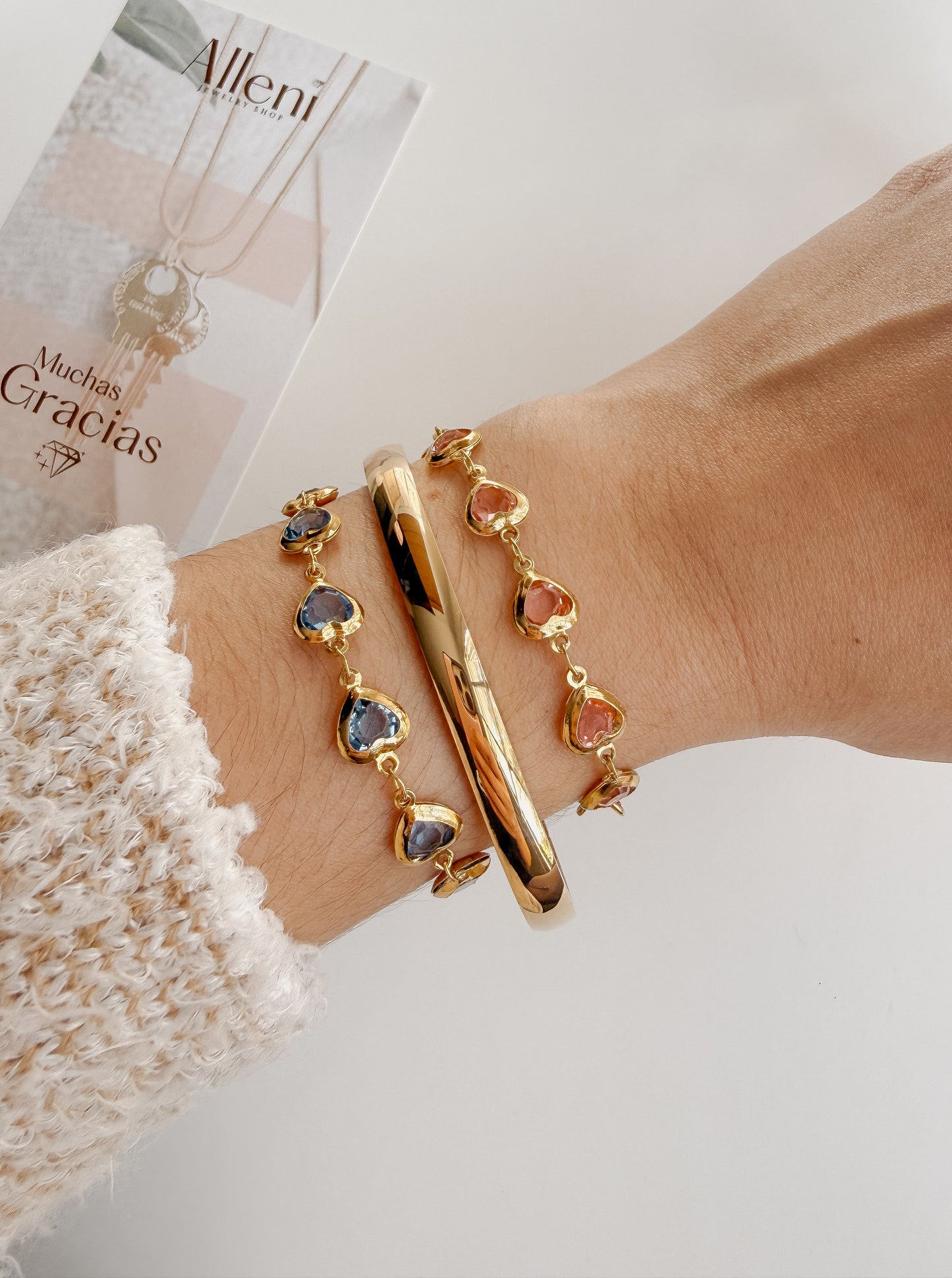 Pulsera delicada de oro con corazones de diamantes