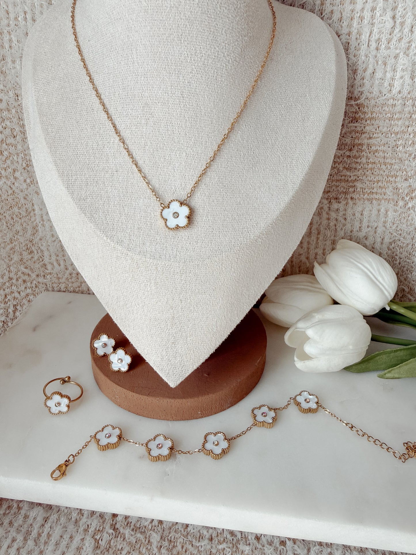 Set Yeida Conjunto de collar, pulsera, aretes y anillo flores blancas y oro