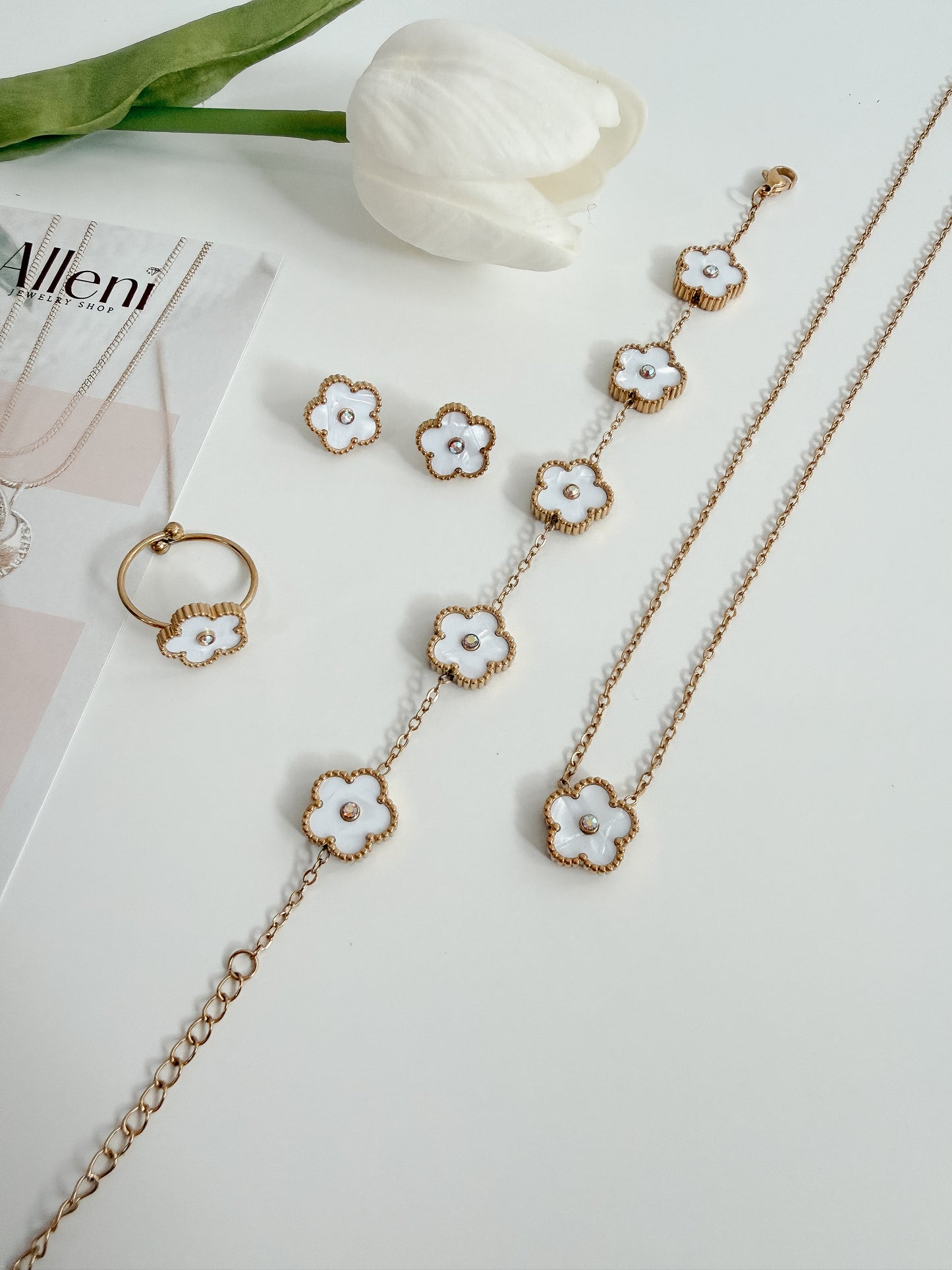 Set Yeida Conjunto de collar, pulsera, aretes y anillo flores blancas y oro