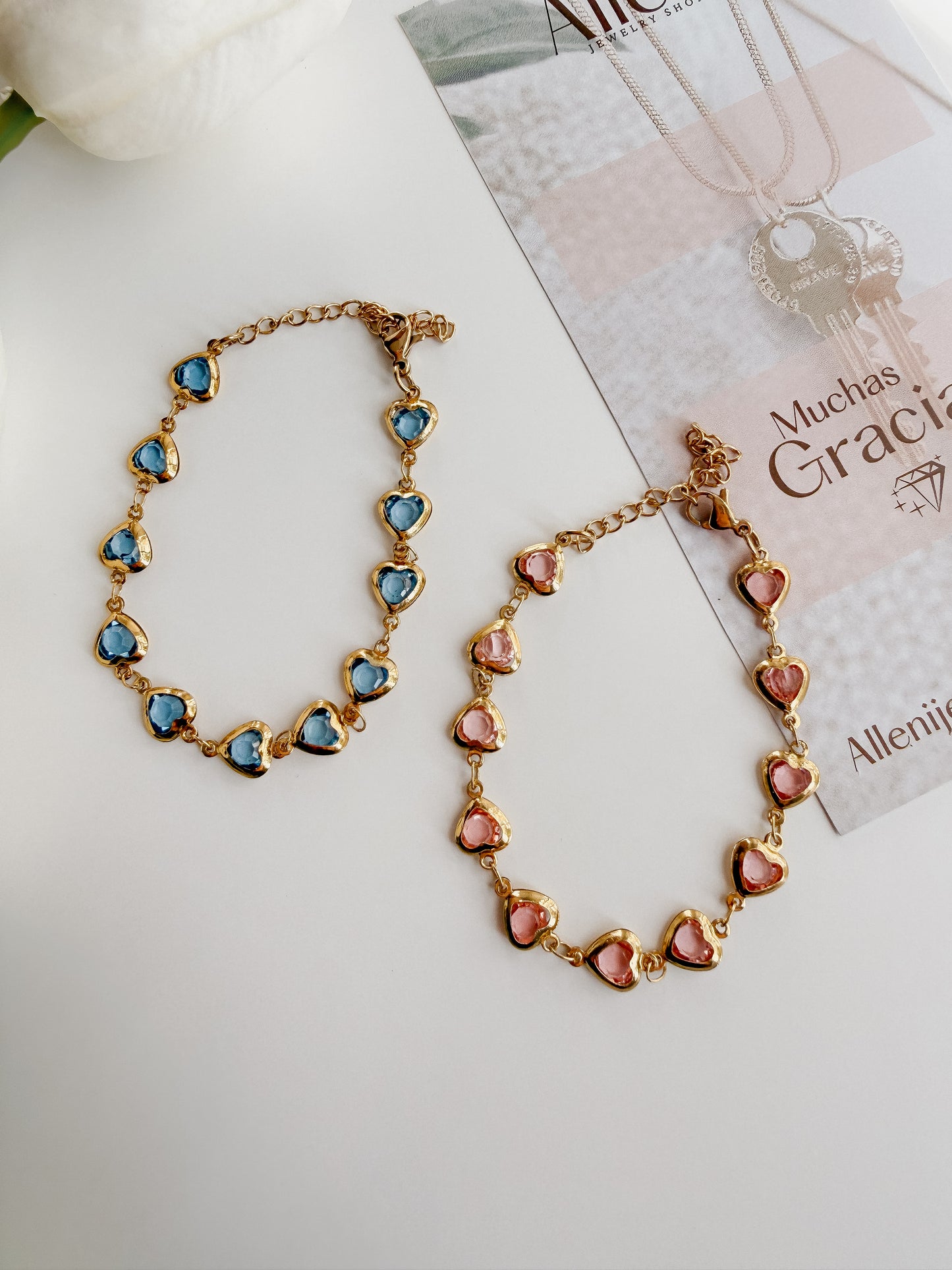 Pulsera delicada de oro con corazones de diamantes