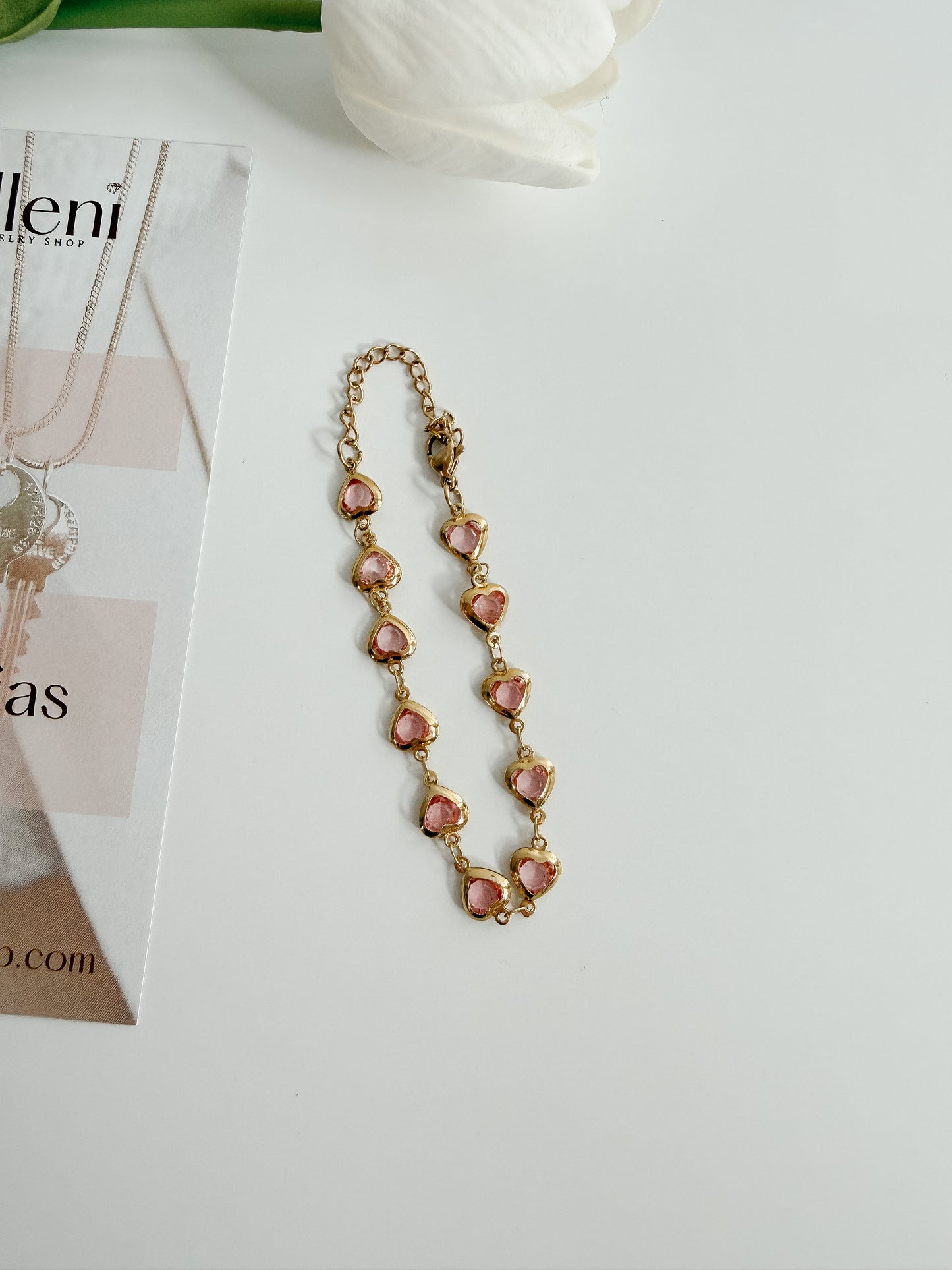 Pulsera delicada de oro con corazones de diamantes