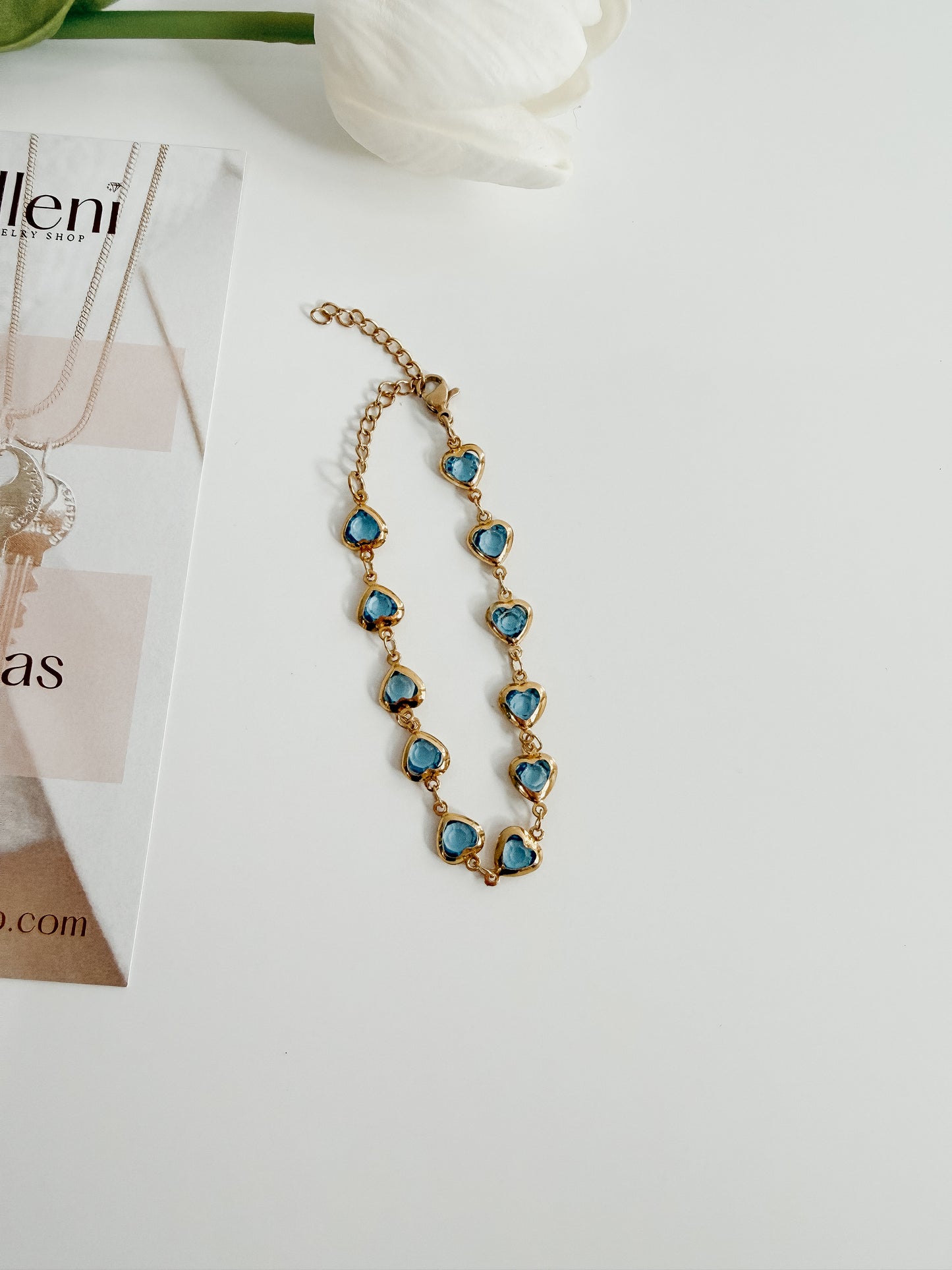 Pulsera delicada de oro con corazones de diamantes