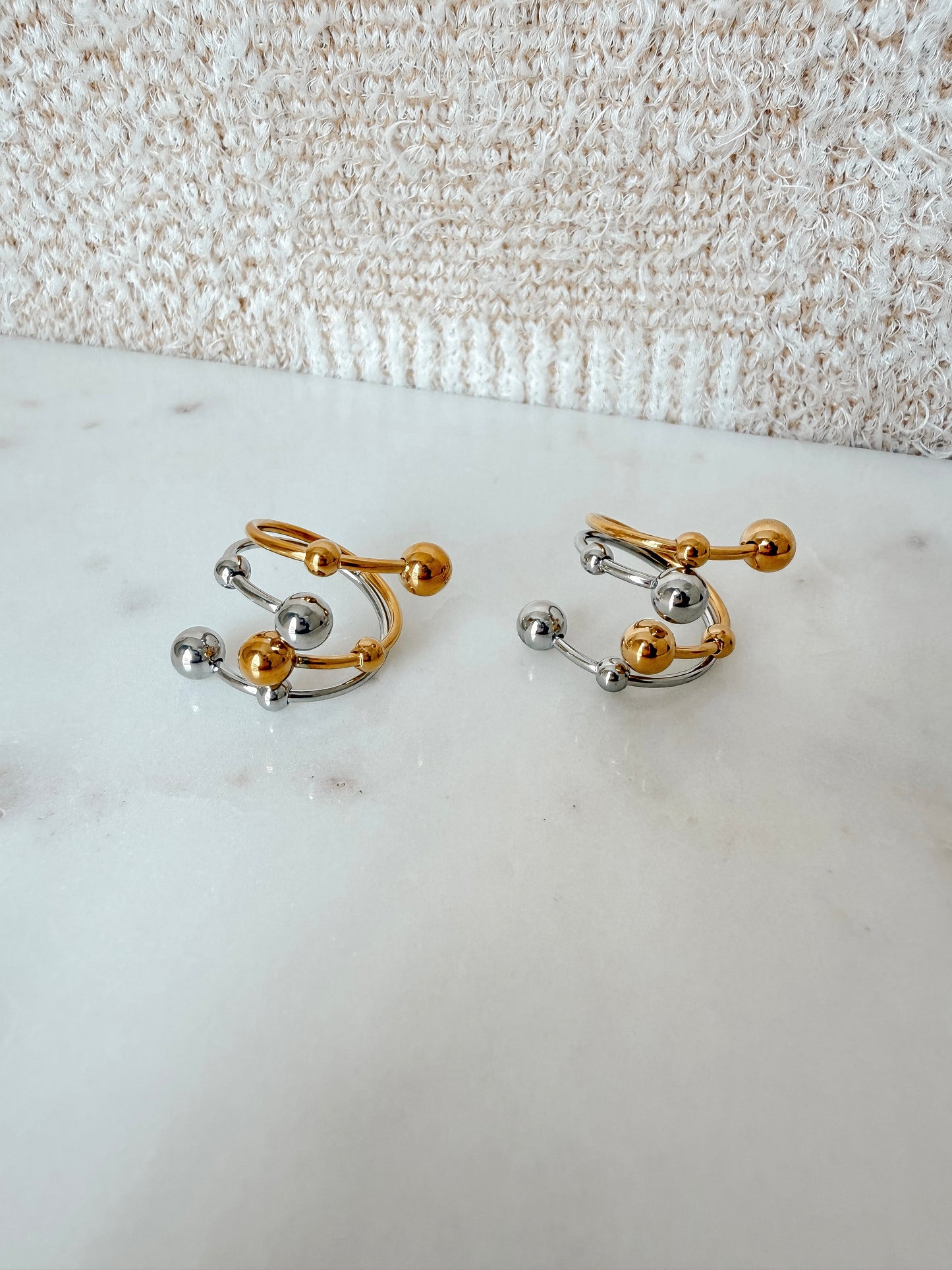 Sortija Mildred - en espiral de bolitas doble tono