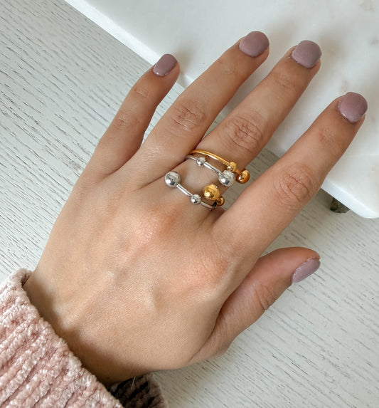 Sortija Mildred - en espiral de bolitas doble tono