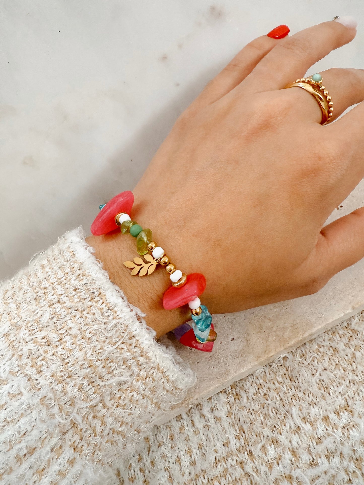 Pulsera multicolor con dije de hoja