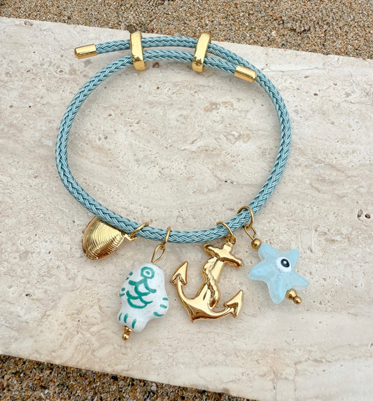 Ajustable azul con charms de playa