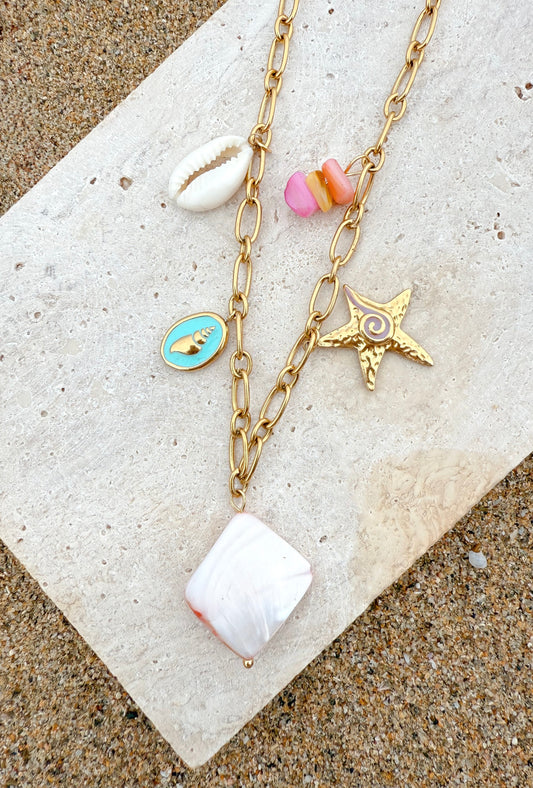 Collar con charms coloridos de playa