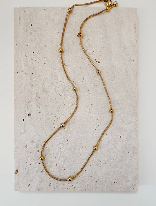 Collar de cadena y bolitas