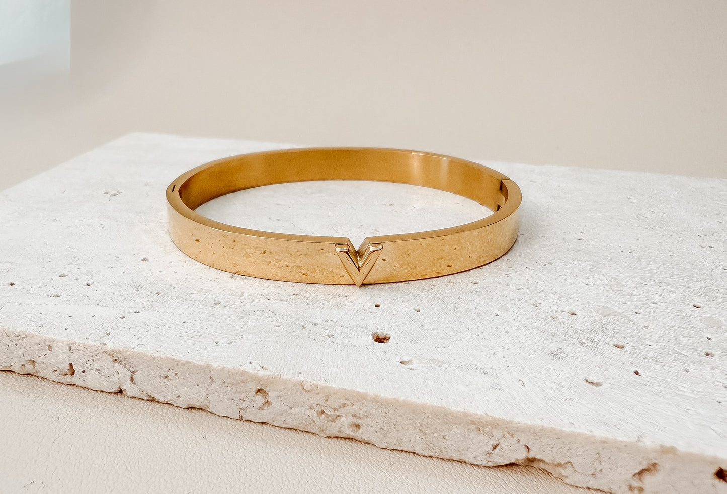 Bangle en forma de V