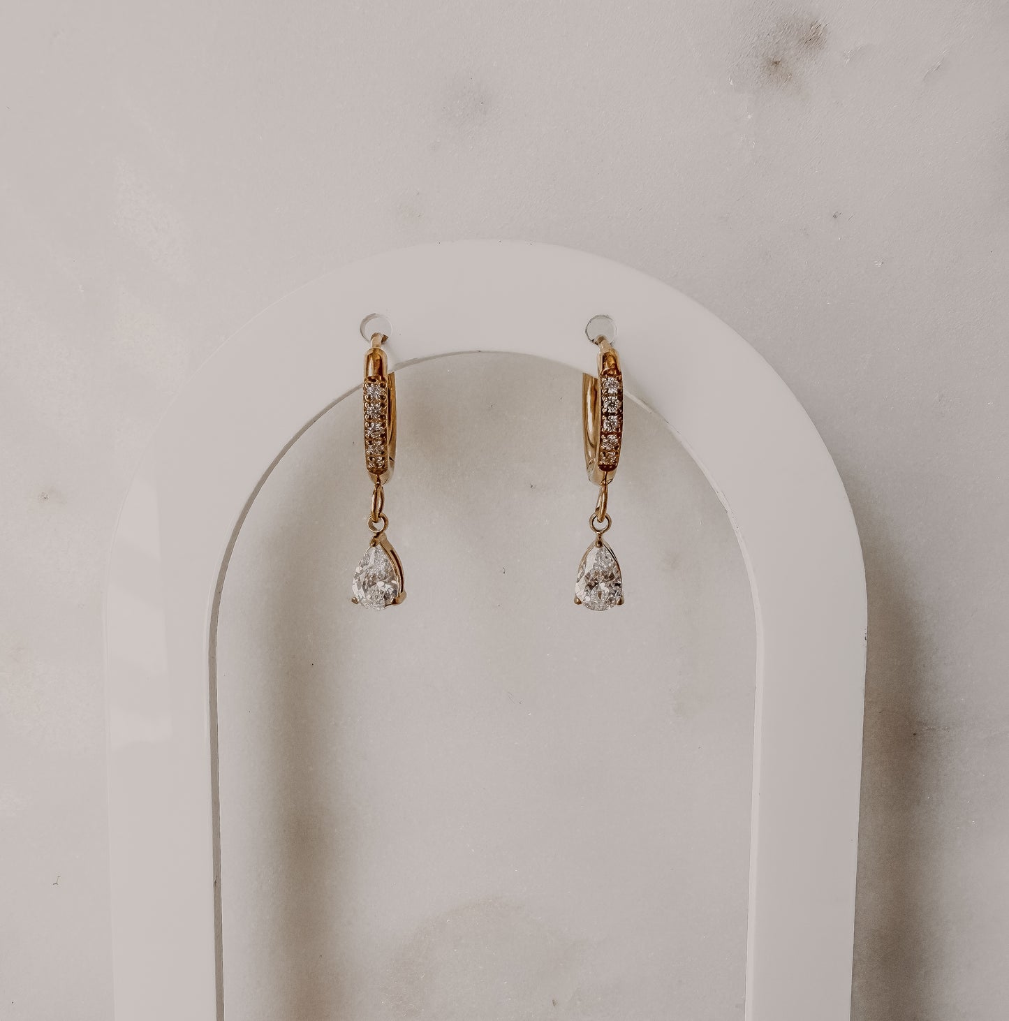 Set de aretes y collar con gota de diamante