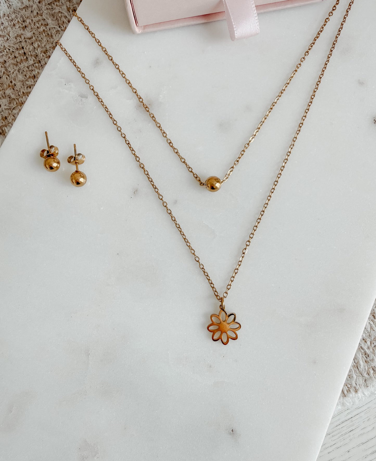 Set de aretes y collar doble con flor