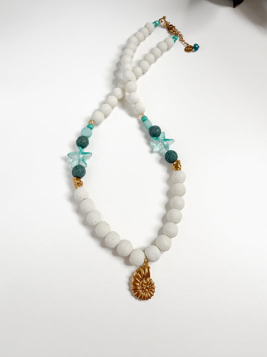 Collar Marino con estrellas de mar azul turquesa y caracol