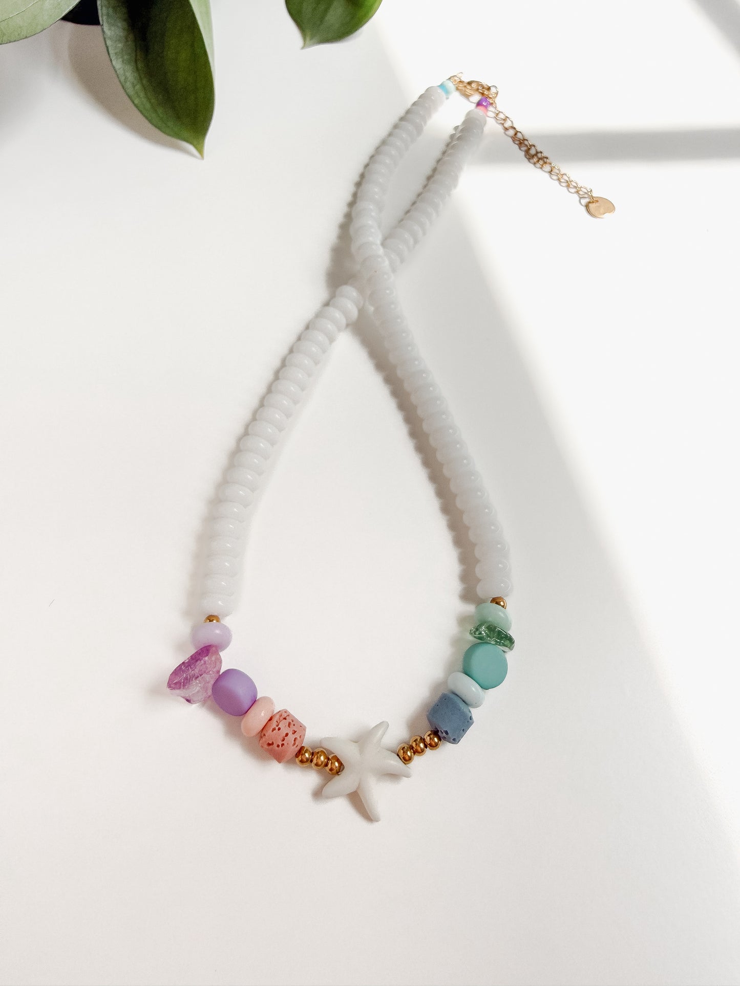 Collar de estrella de mar con cuentas de colores