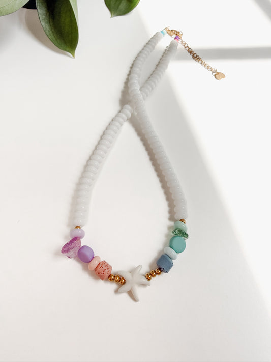 Collar de estrella de mar con cuentas de colores