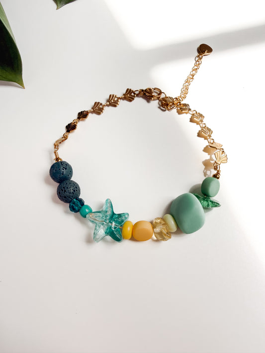 Pulsera de cuentas coloridas con conchitas de mar