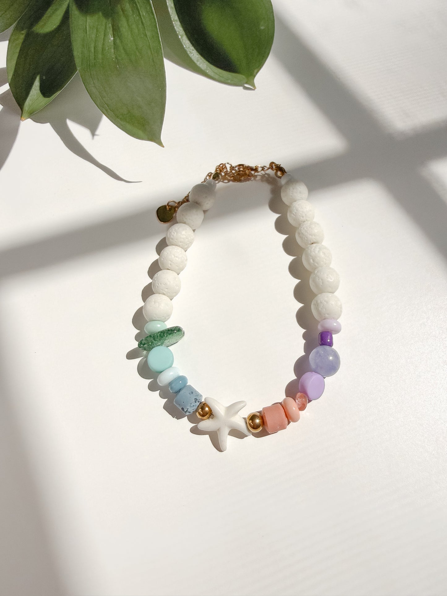 Pulsera de estrella de mar con cuentas de colores