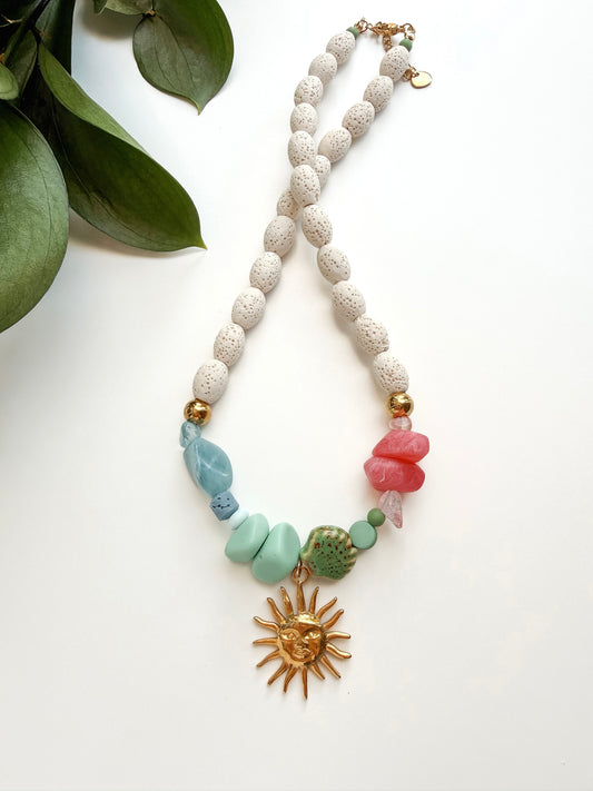Collar de playa de colores con Sol oro