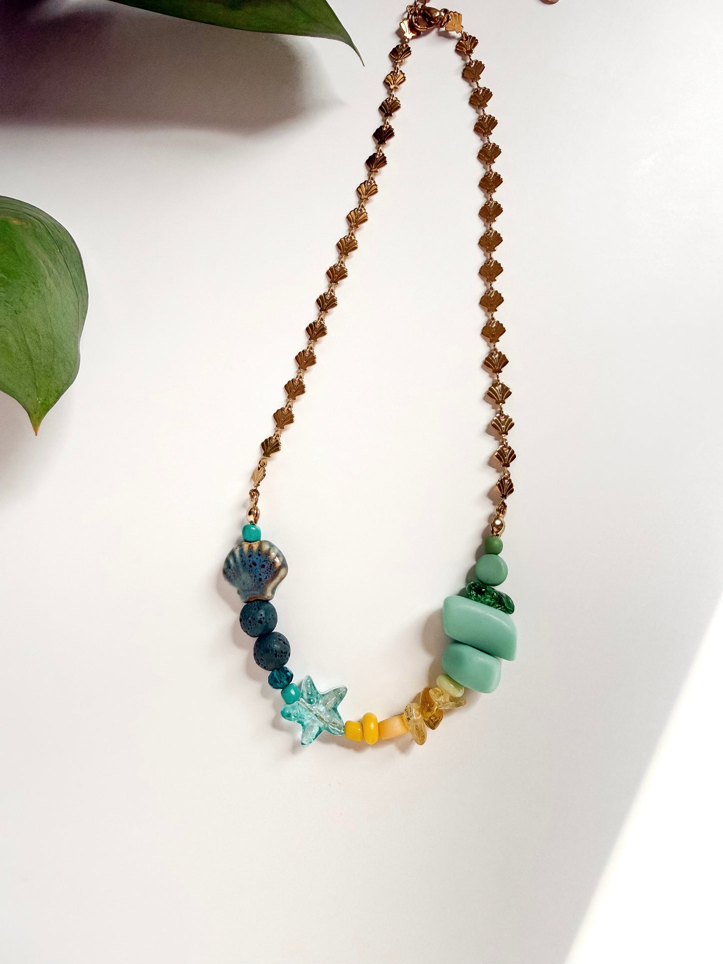 Collar Hecho a mano con cadena de conchitas de mar y cuentas de colores