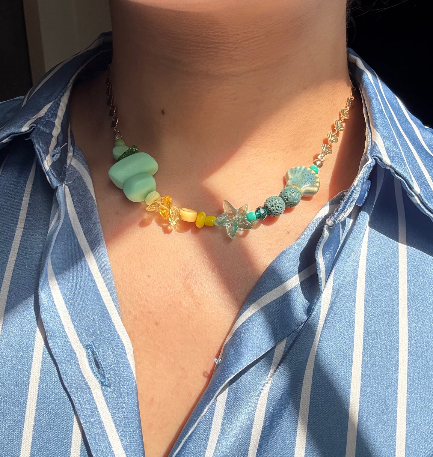Collar Hecho a mano con cadena de conchitas de mar y cuentas de colores